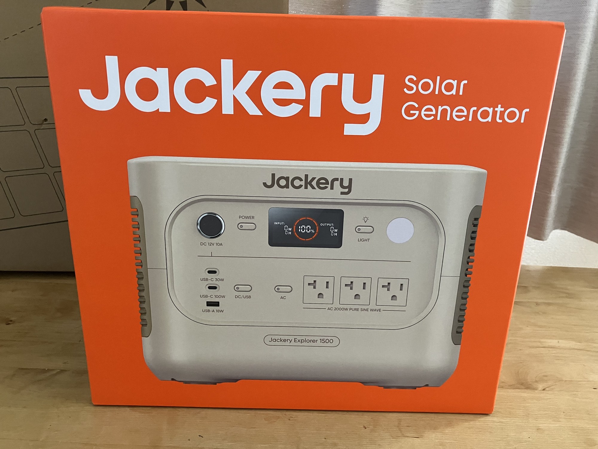 到着したJackery 1500 Newのオレンジ色の梱包箱