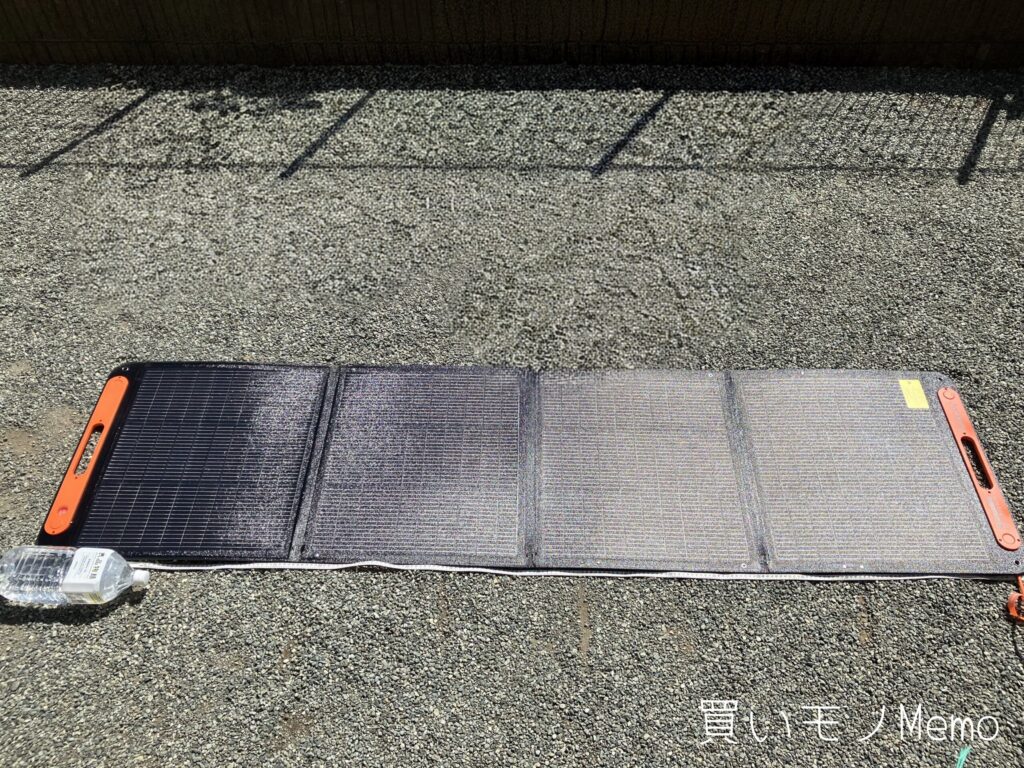 庭に広げたJackery 200Wソーラーパネル