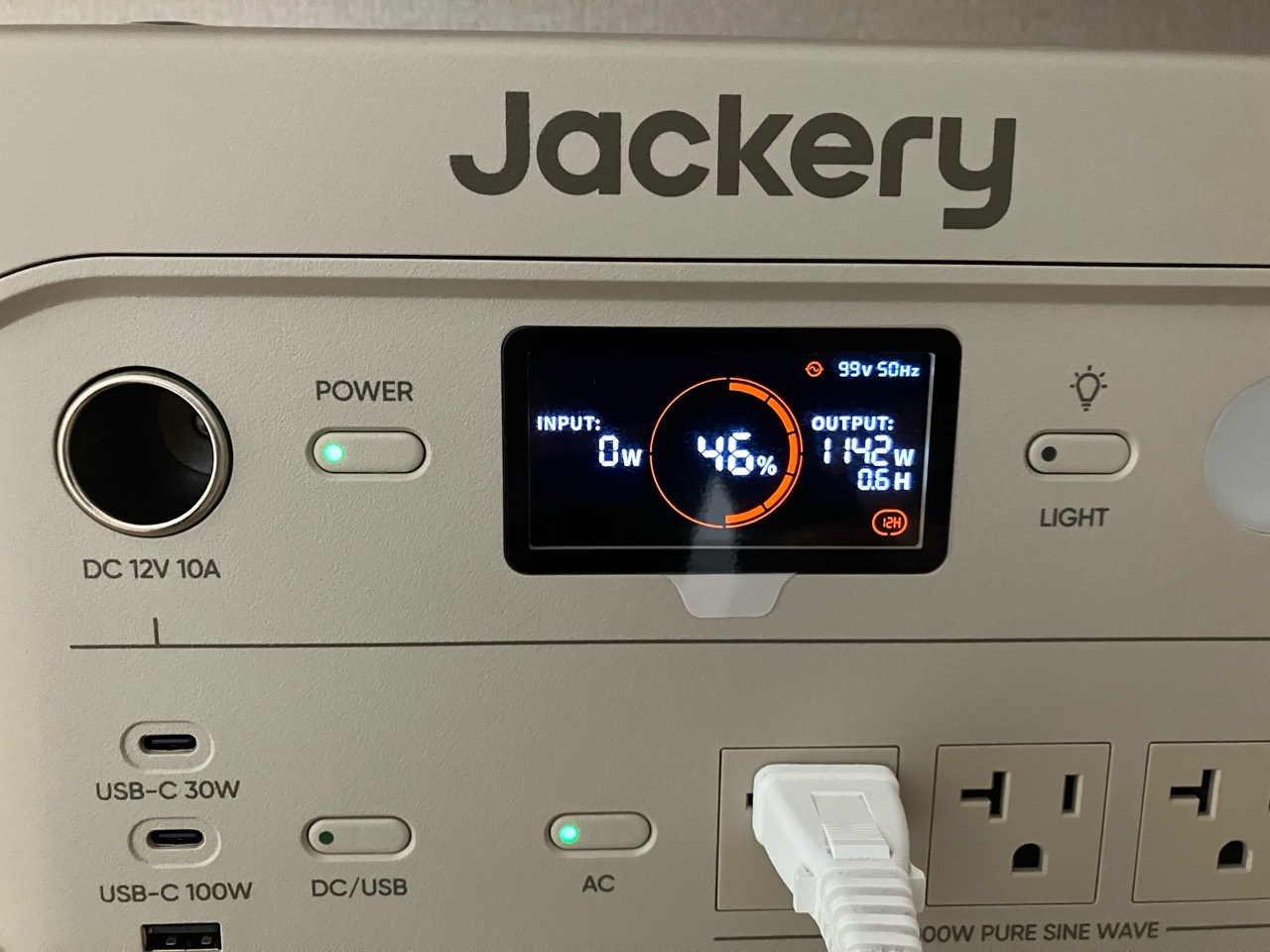 Jackery 1500 Newで電子レンジ使用中に1142W出力している画面