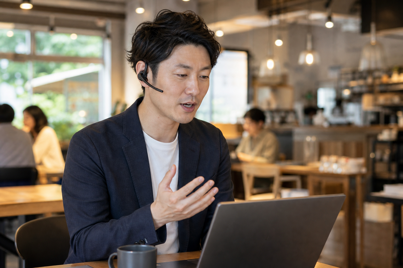 片耳ヘッドセットで周囲の音を残しながら通話するイメージ