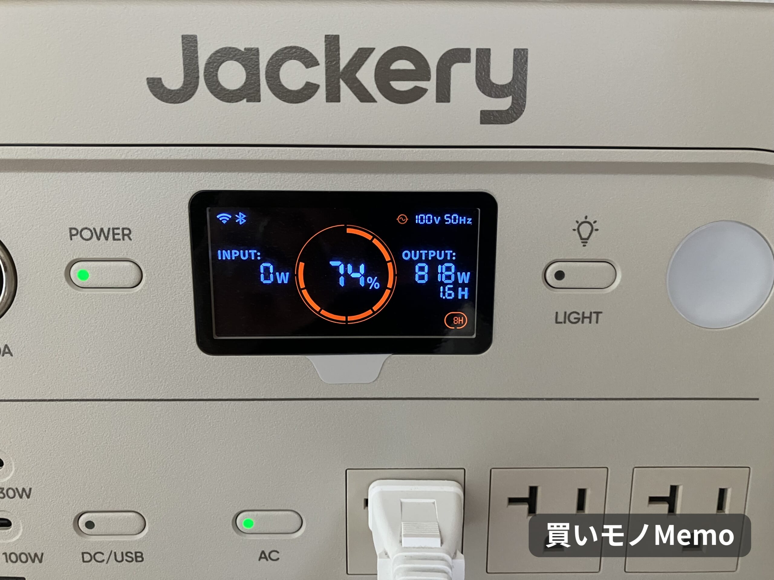 電気ケトル加熱中のJackery出力表示(818W、残量74%)